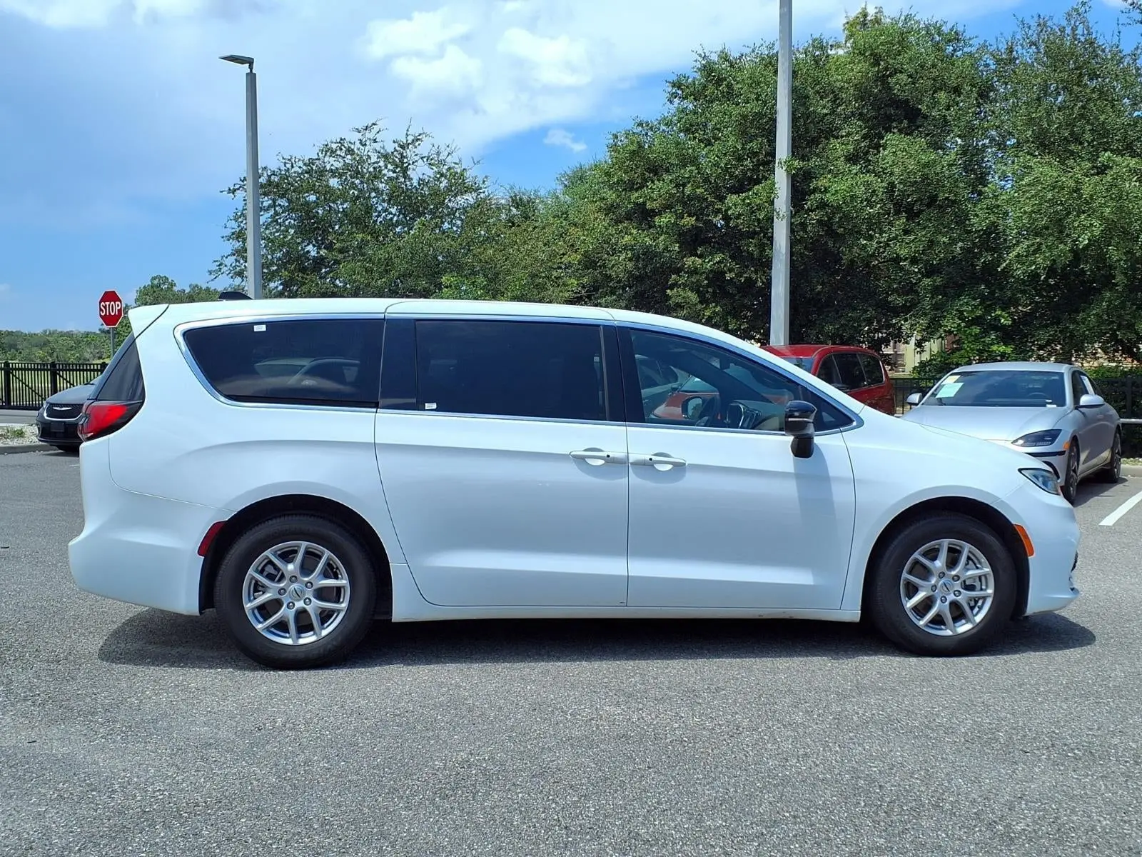 2025 Chrysler Pacifica Select photo 3