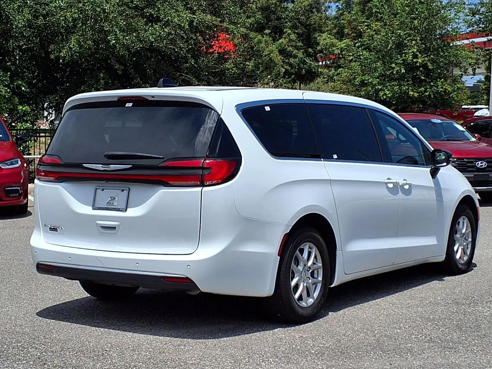 2025 Chrysler Pacifica Select photo 4