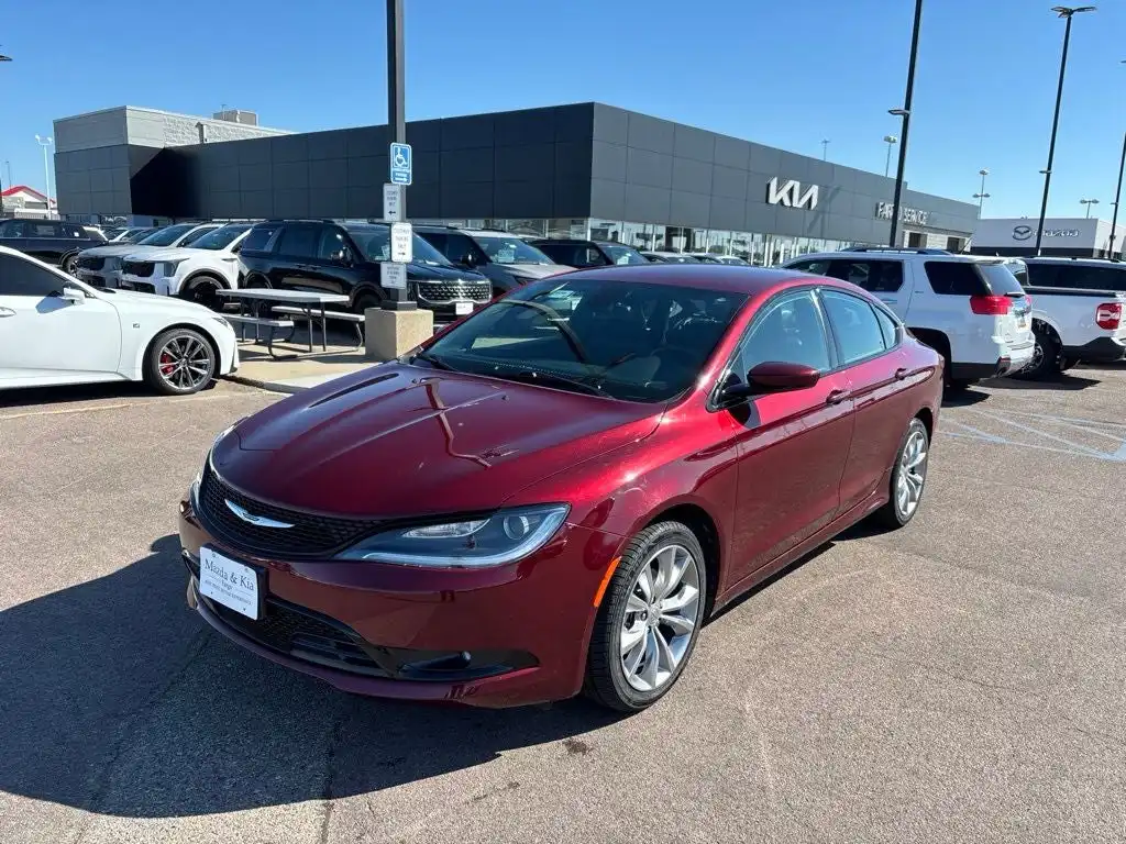 2016 Chrysler 200 S's photo
