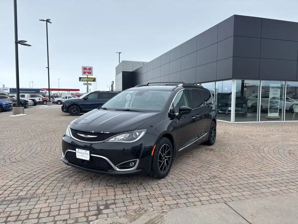 2017 Chrysler Pacifica Touring-L Plus's photo