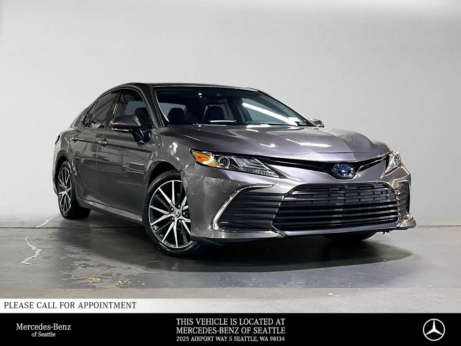 2023 Toyota Camry XLE Hybrid's photo