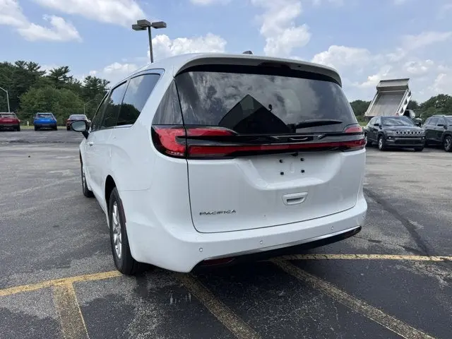 2027 Chrysler Pacifica Select photo 3