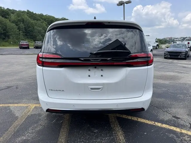 2027 Chrysler Pacifica Select photo 4