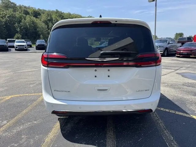 2023 Chrysler Pacifica Limited photo 4