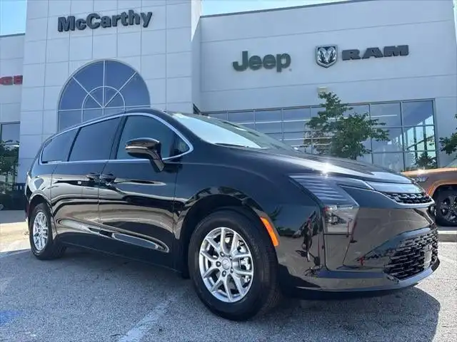 2027 Chrysler Pacifica Select's photo