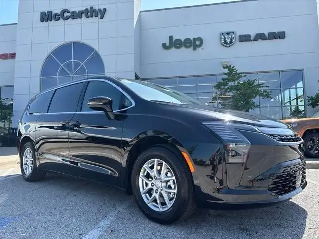 2027 Chrysler Pacifica Select photo 1