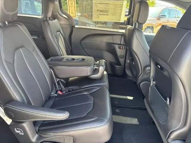 2027 Chrysler Pacifica Select photo 4