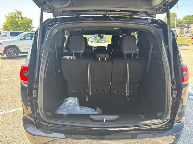 2027 Chrysler Pacifica Select photo 4