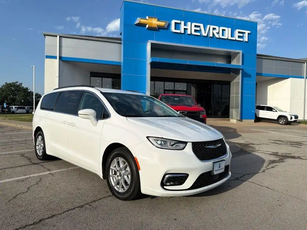 2022 Chrysler Pacifica Touring L's photo