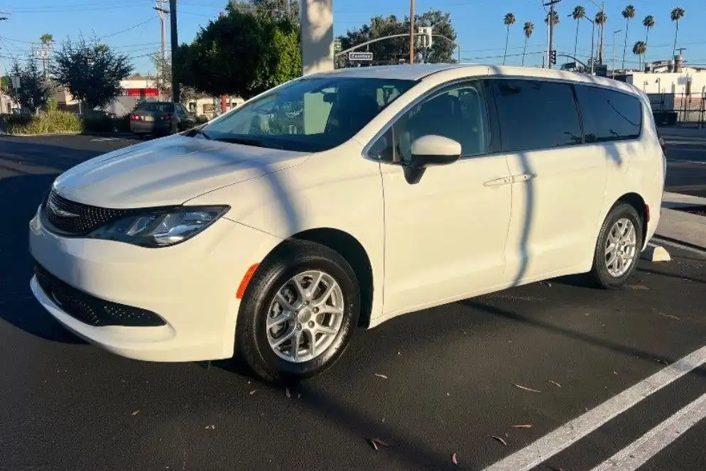 2022 Chrysler Voyager LX's photo
