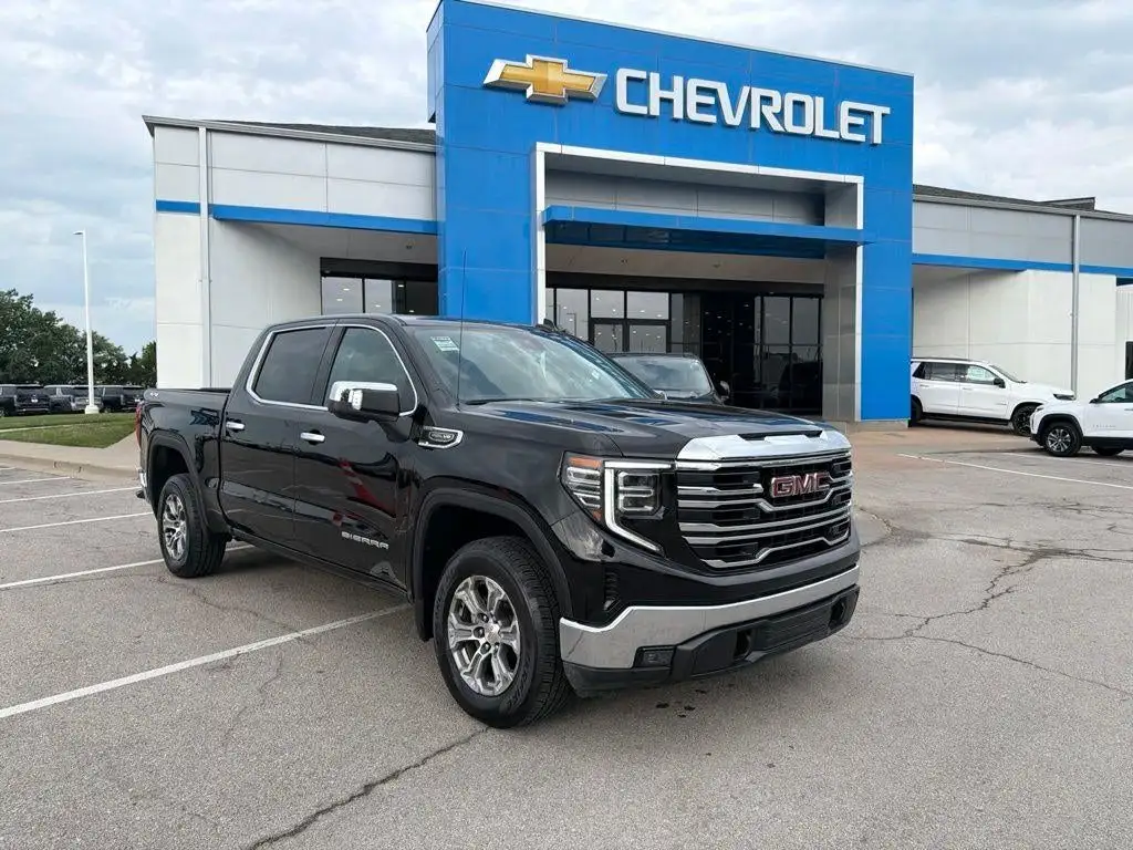 2025 GMC Sierra 4WD Crew Cab Short Box SLT's photo