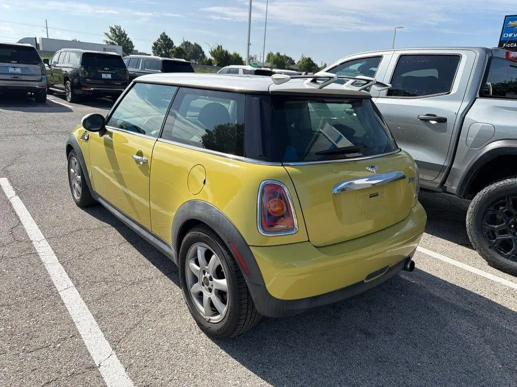 2010 MINI Cooper Base photo 4
