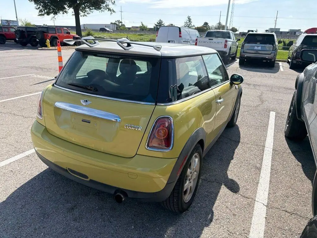 2010 MINI Cooper Base photo 5