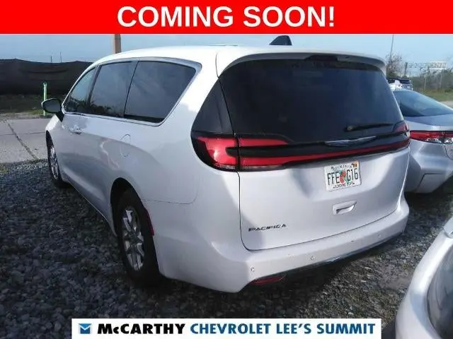 2023 Chrysler Pacifica Touring L photo 3