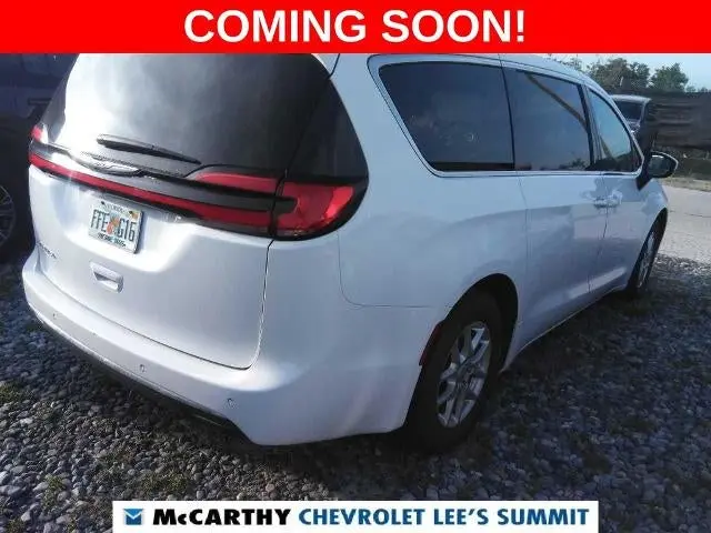2023 Chrysler Pacifica Touring L photo 4