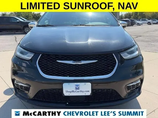 2023 Chrysler Pacifica Limited photo 3