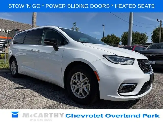 2024 Chrysler Pacifica Touring L's photo