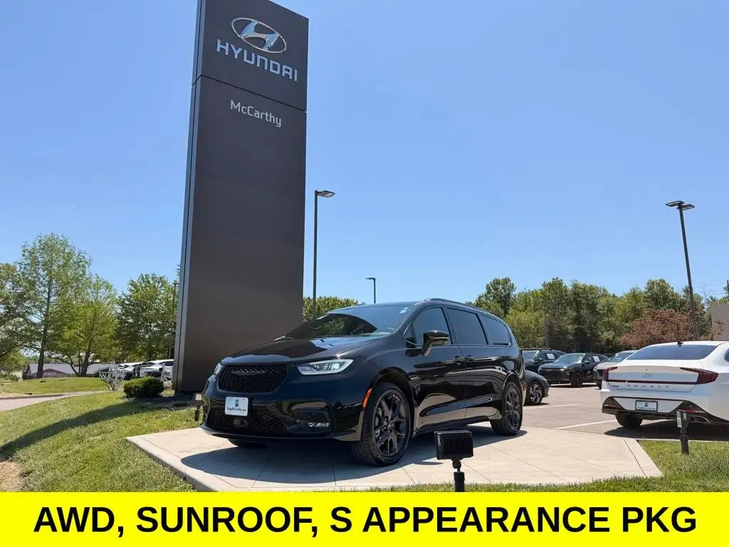 2024 Chrysler Pacifica Limited AWD's photo