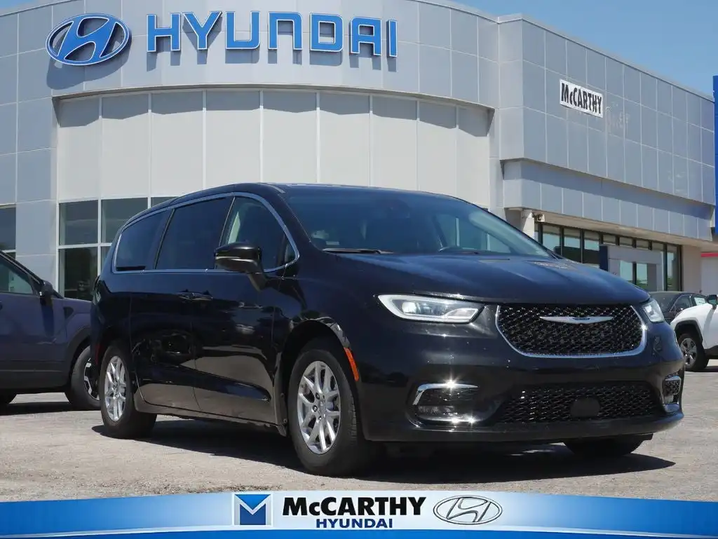 2023 Chrysler Pacifica Touring L's photo