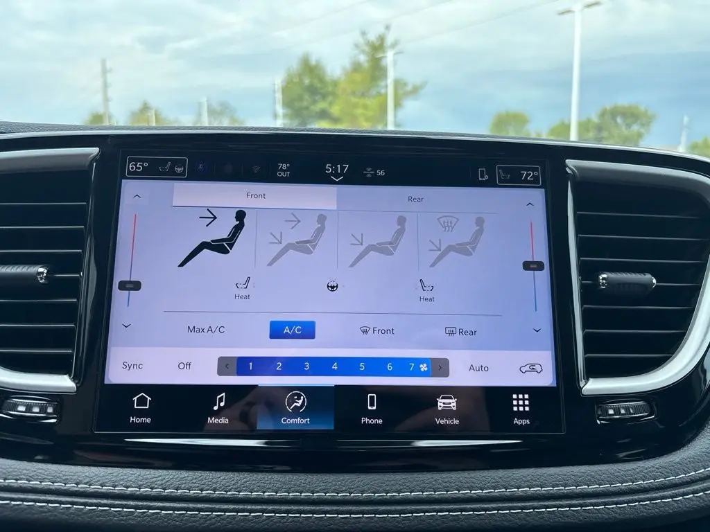 2027 Chrysler Pacifica Select photo 3