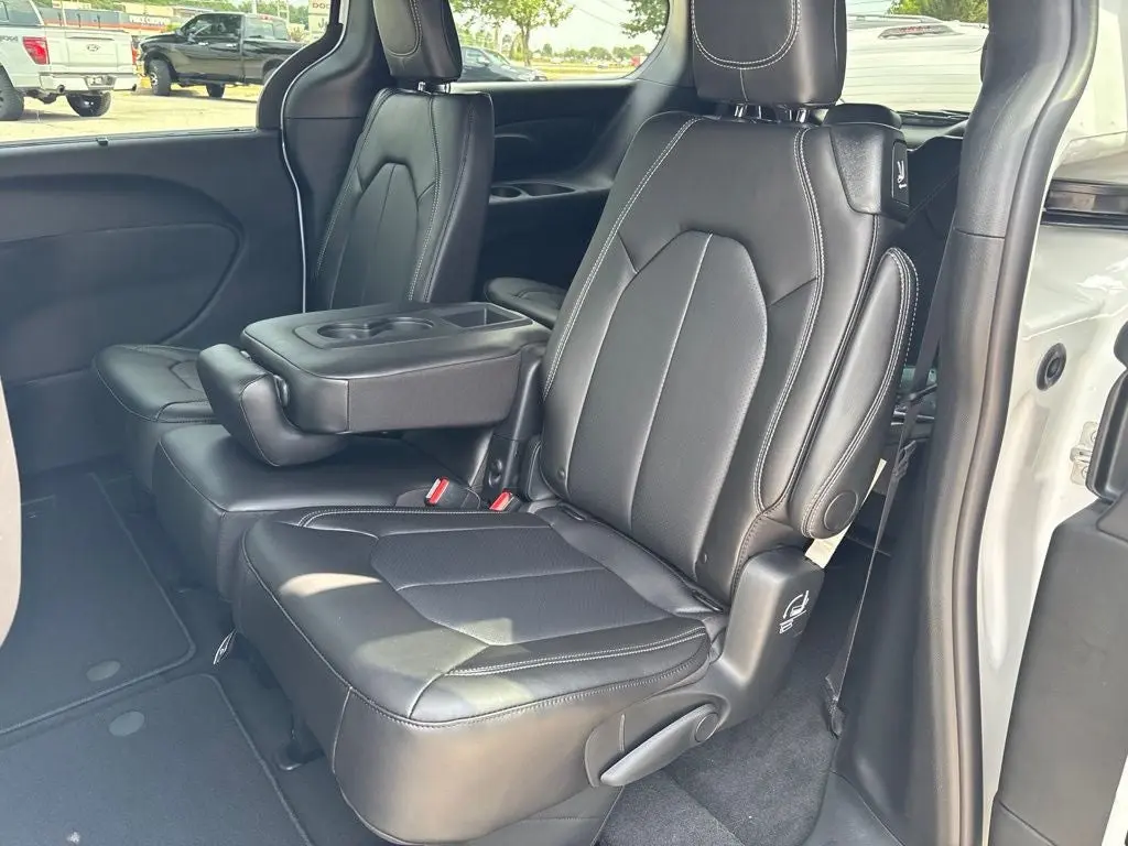 2027 Chrysler Pacifica Select photo 4