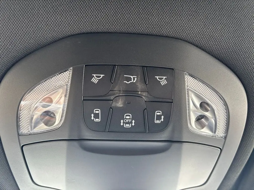 2027 Chrysler Pacifica Select photo 5