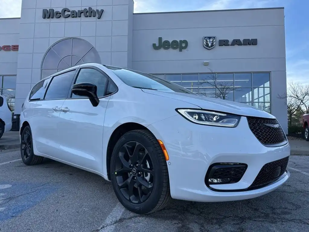 2026 Chrysler Pacifica Select's photo