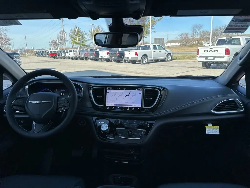 2026 Chrysler Pacifica Select photo 3