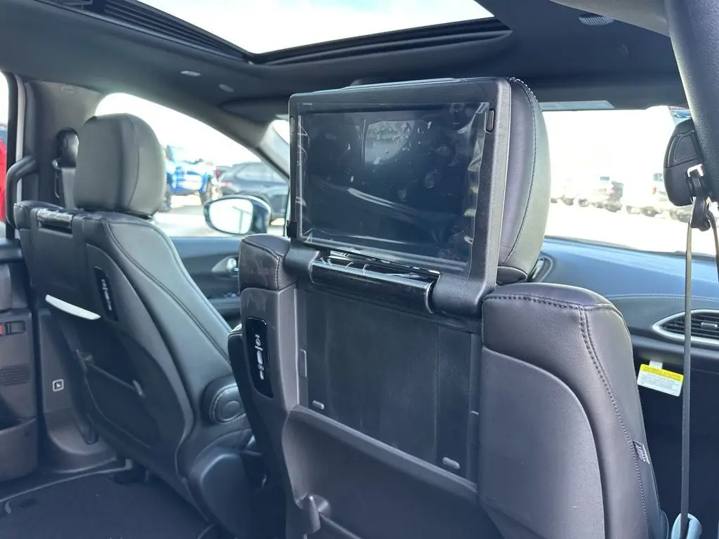 2026 Chrysler Pacifica Select photo 4