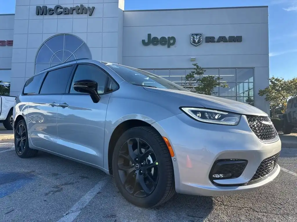 2026 Chrysler Pacifica Select's photo