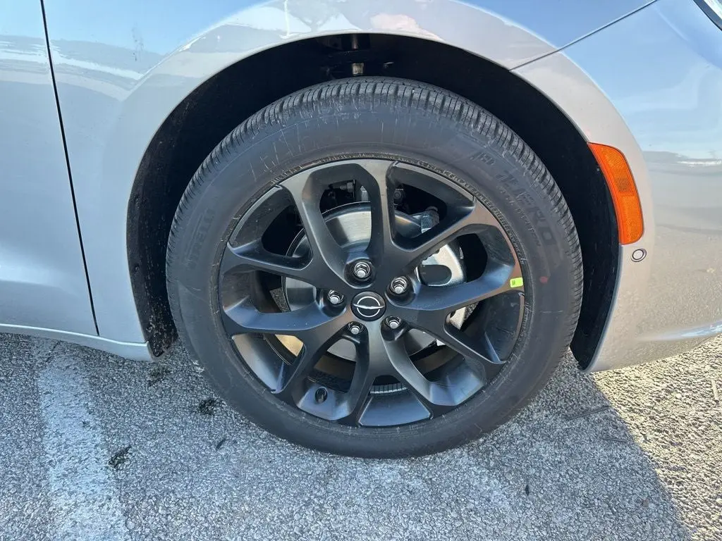 2026 Chrysler Pacifica Select photo 4