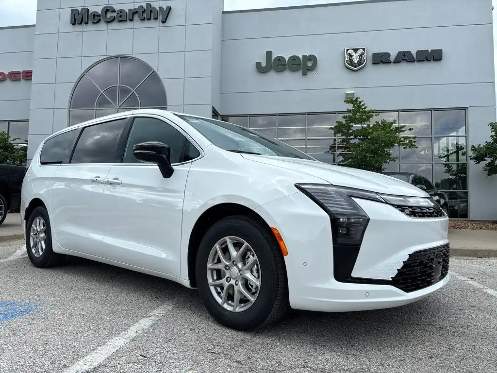 2027 Chrysler Pacifica Select's photo