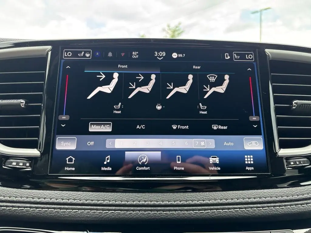 2027 Chrysler Pacifica Select photo 3