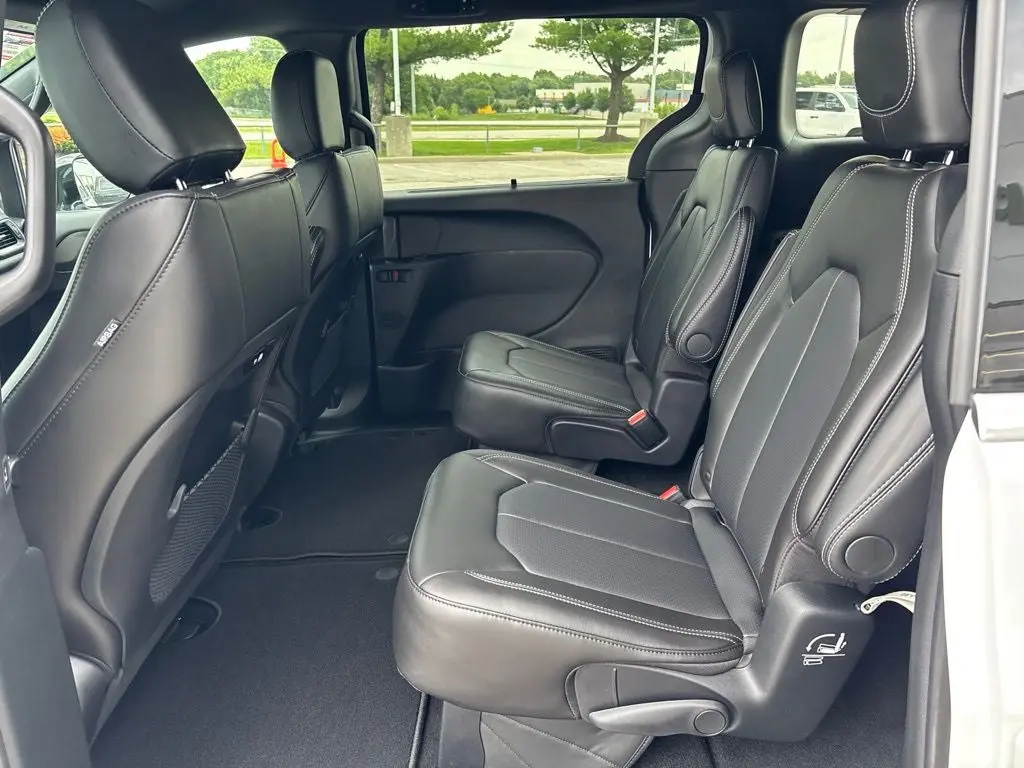 2027 Chrysler Pacifica Select photo 4