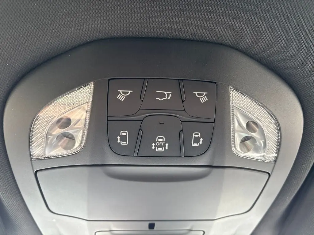 2027 Chrysler Pacifica Select photo 5
