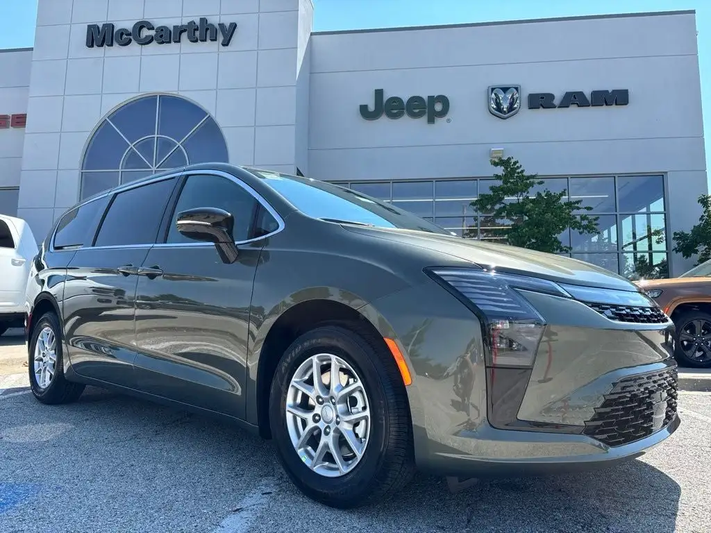 2027 Chrysler Pacifica Select's photo