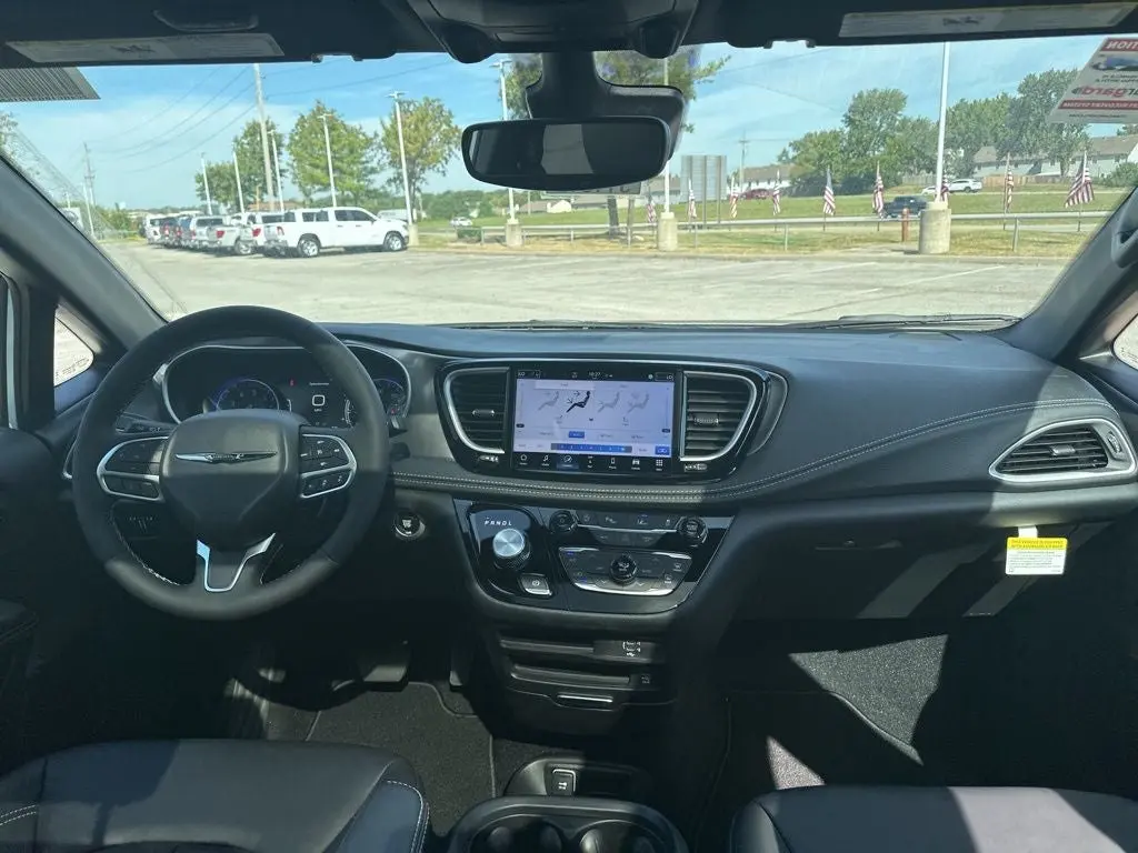 2026 Chrysler Pacifica Select photo 3