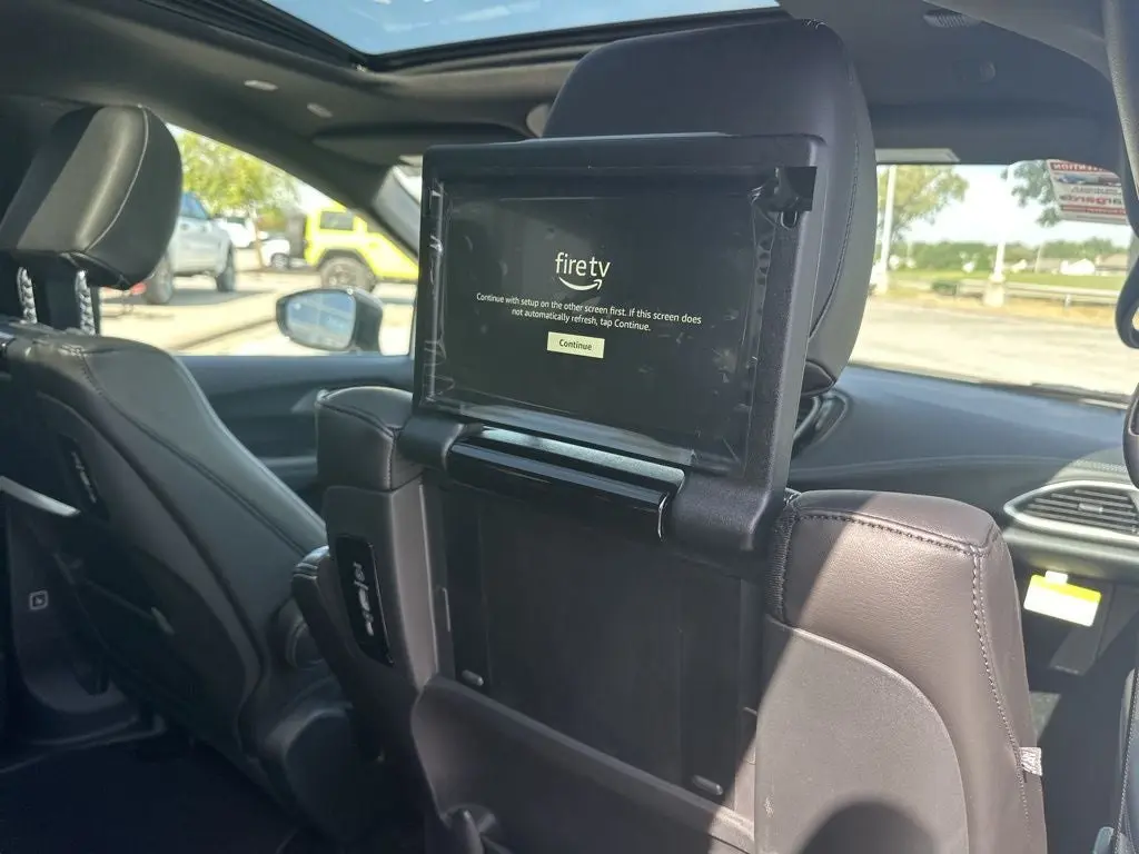 2026 Chrysler Pacifica Select photo 4
