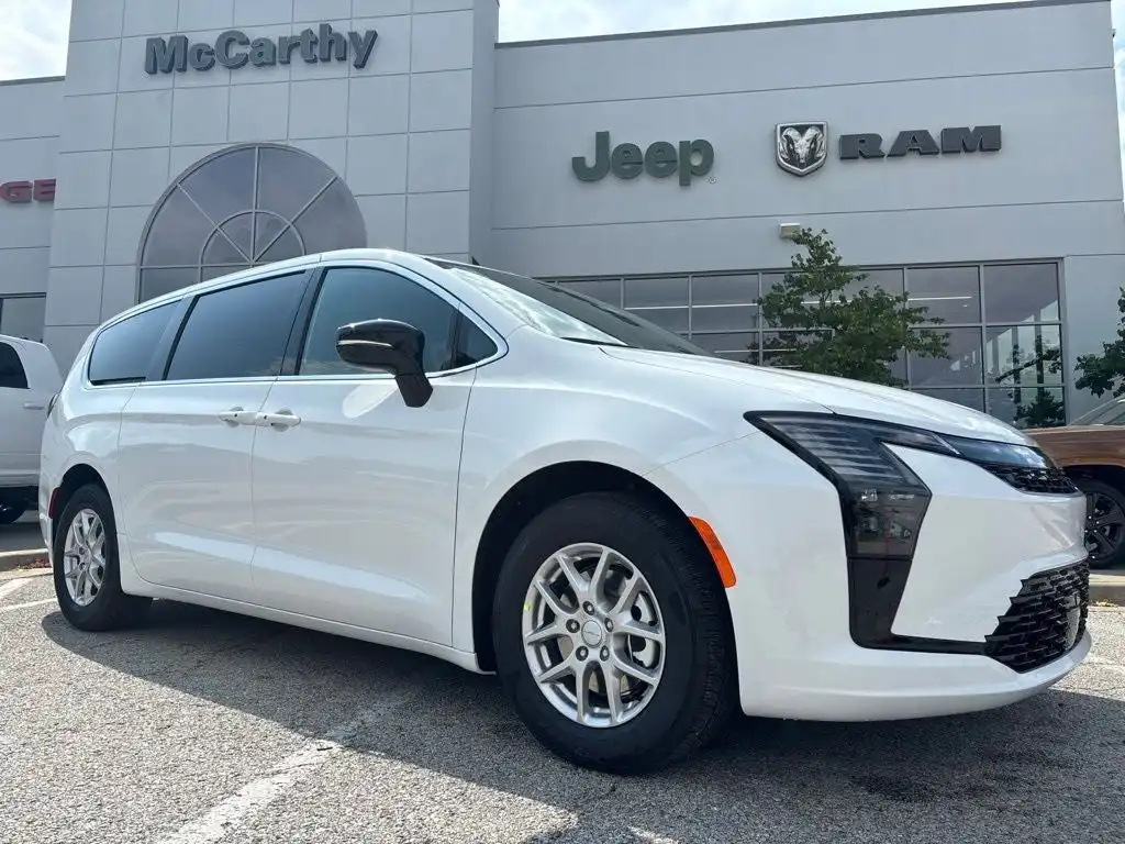 2027 Chrysler Pacifica Select's photo