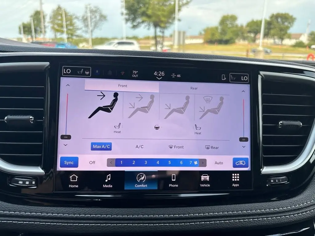 2027 Chrysler Pacifica Select photo 3