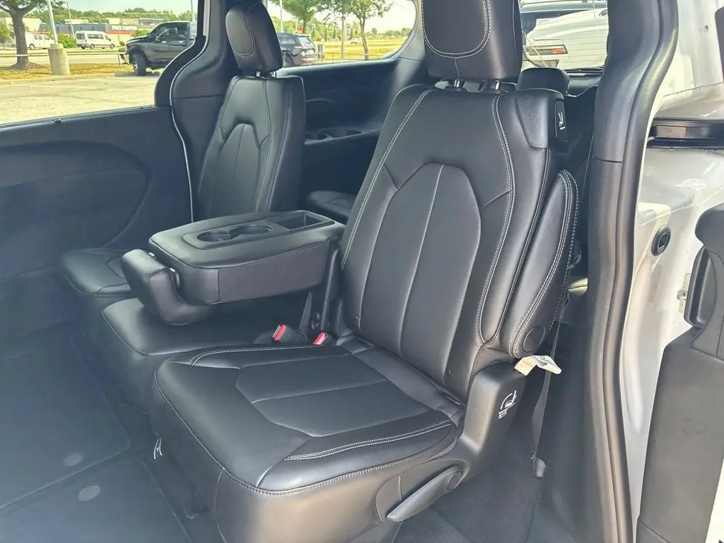 2027 Chrysler Pacifica Select photo 4
