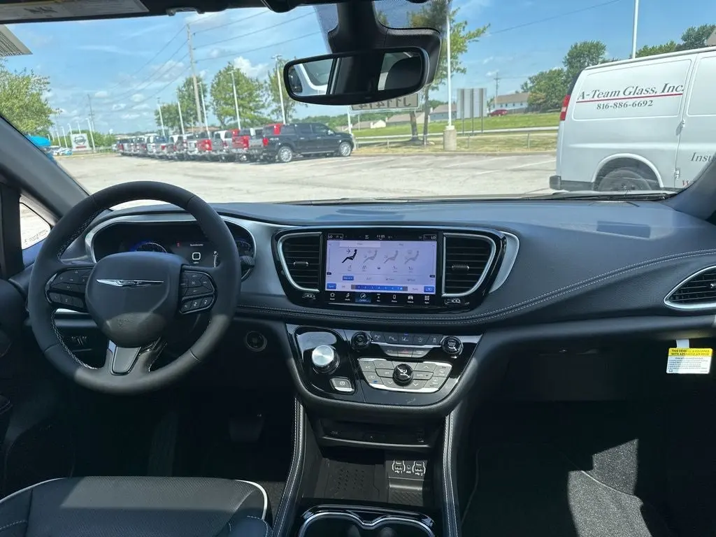 2025 Chrysler Pacifica Limited photo 3