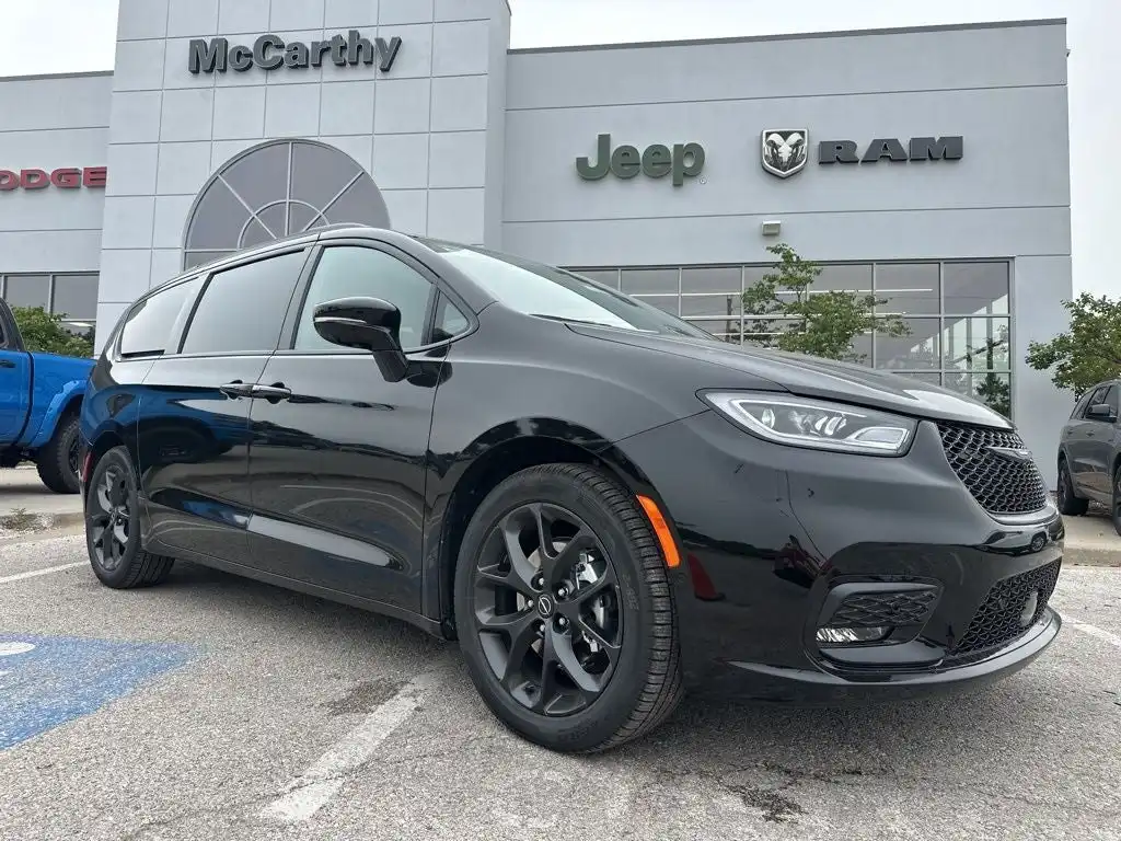2026 Chrysler Pacifica Limited's photo