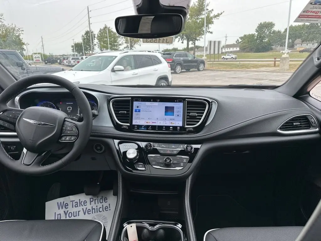 2026 Chrysler Pacifica Limited photo 3