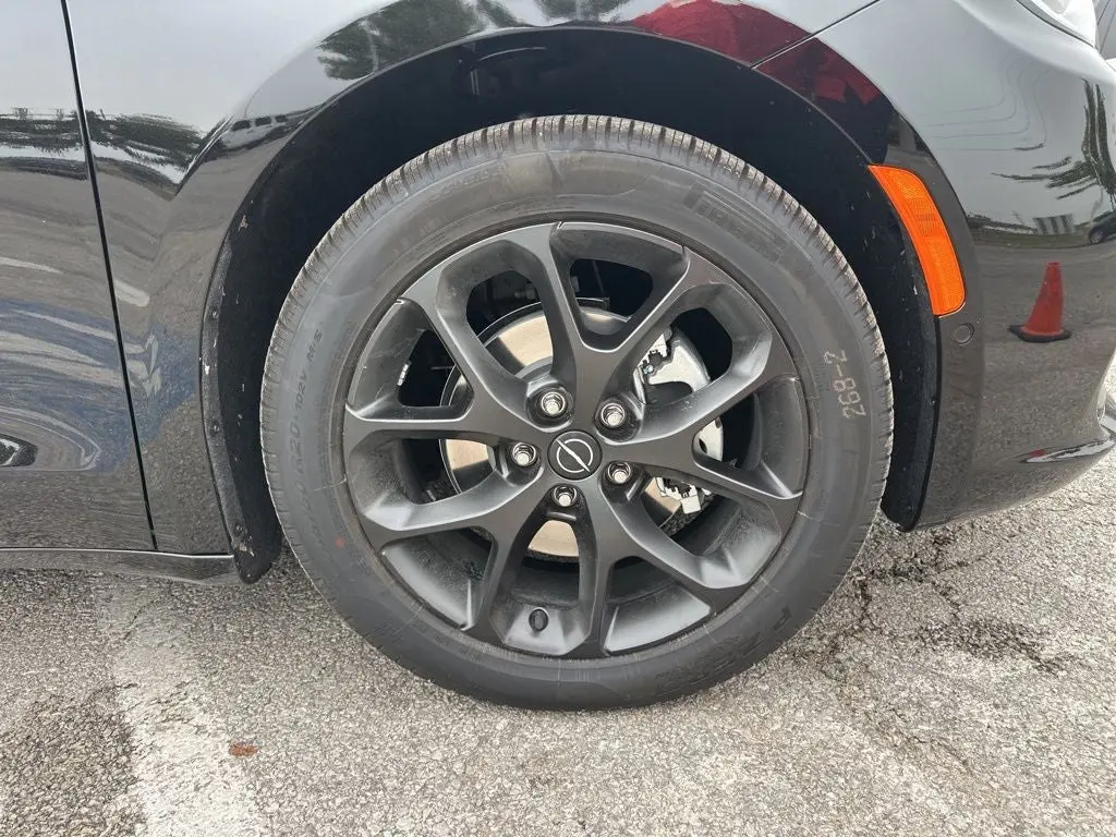 2026 Chrysler Pacifica Limited photo 4