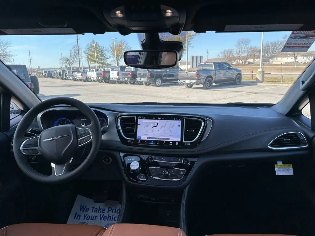 2026 Chrysler Pacifica Pinnacle photo 3