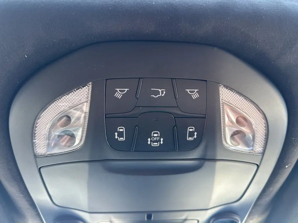 2026 Chrysler Pacifica Pinnacle photo 5