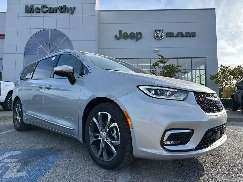 2026 Chrysler Pacifica Pinnacle's photo