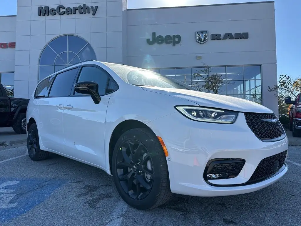 2026 Chrysler Pacifica Select AWD photo 1