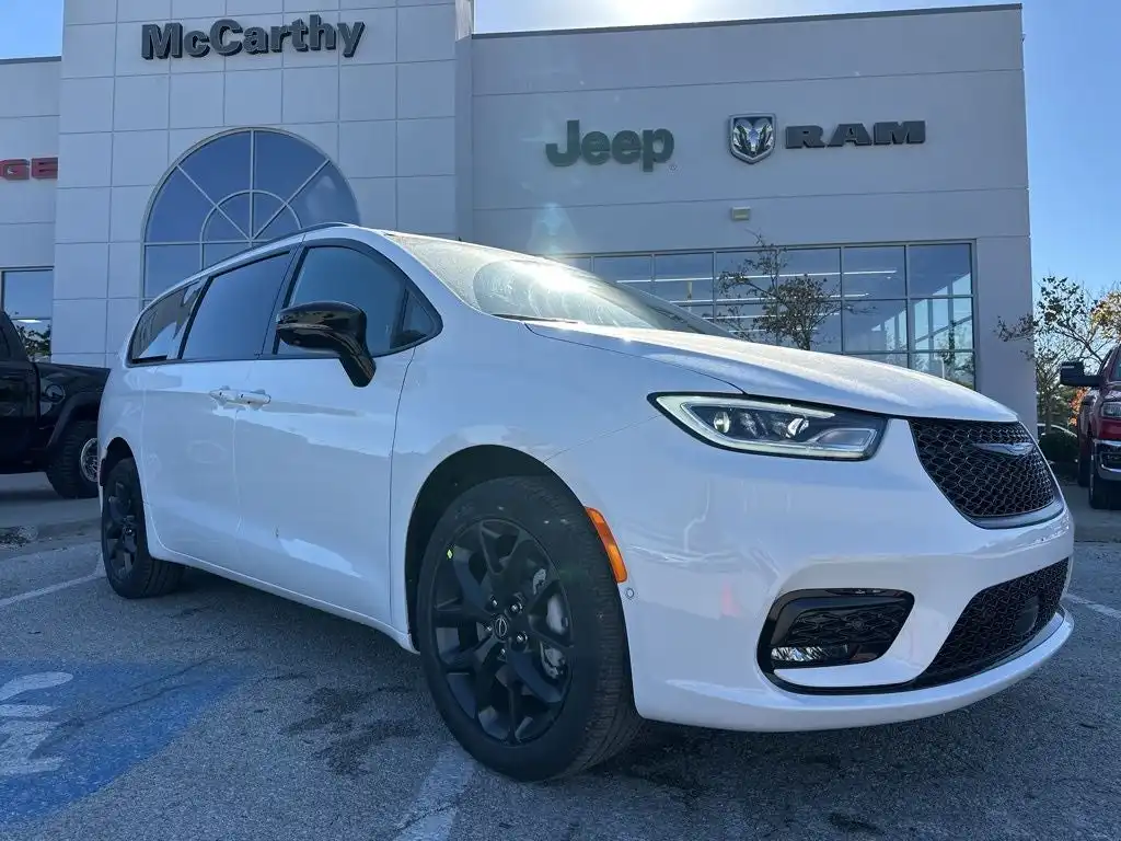 2026 Chrysler Pacifica Select AWD's photo